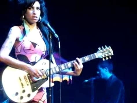 O Concerto Inesquecível de Winehouse em Paris: Uma Noite de Música e Emoção!